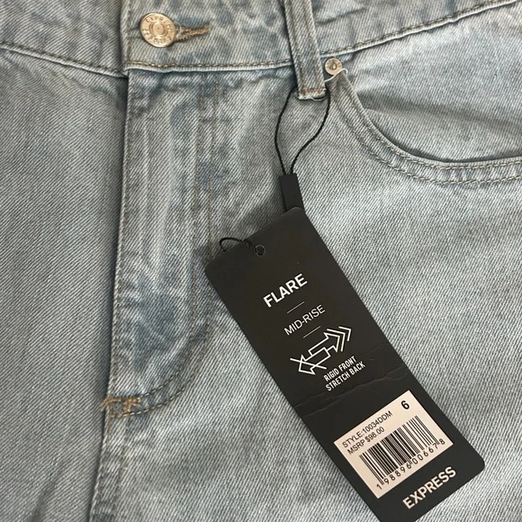 Express Mid Rise Light Wash '70s Flare Jeans size 6 NWT - Picture 6 of 8